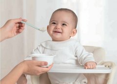 科学喂养，引导6月龄宝宝适应辅食